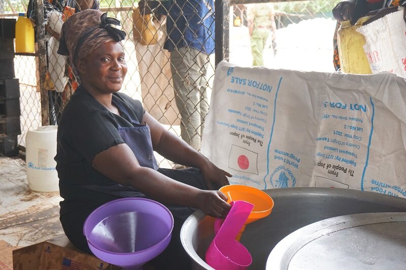 ケニア・カクマ難民キャンプで日本からの支援を配布。Photo: WFP