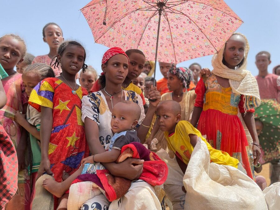 エチオピア： ティグライ州アセゲデ地区の国連WFPの食料配給所で列になって待つ女性と子どもたち。