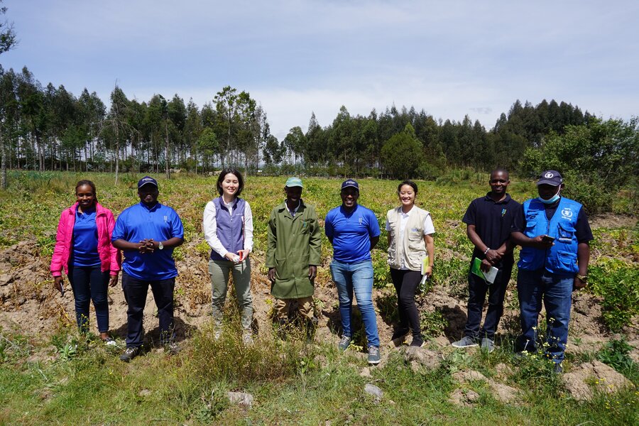 ケニアにて、農家の人びととJICAのスタッフと。小規模農家の市場へのアクセスを支援しています。Photo: WFP