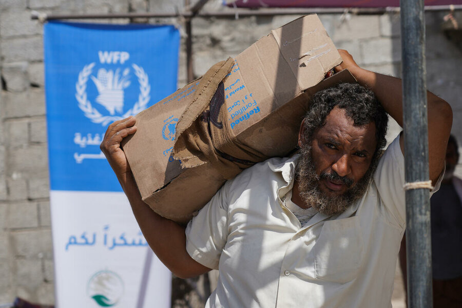 イエメン： 53歳のアデルさんは、アビヤン州で毎月国連WFPの食料支援を受けている31万9000人の一人です。