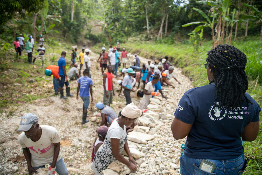 アルニケットの復興支援プロジェクトの現場を視察するソフィア・トゥーサント国連WFP支援スタッフ。Photo: WFP/ Haiti