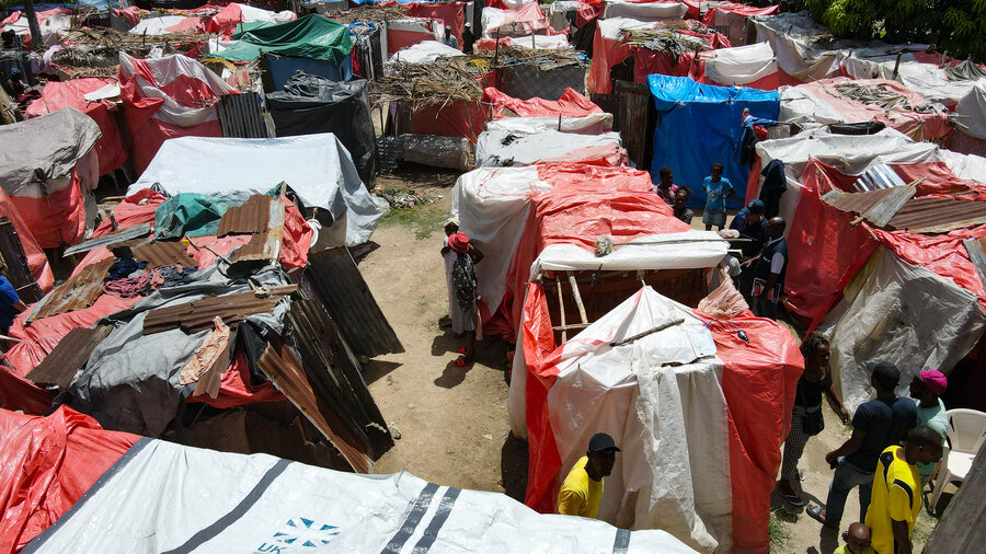 ハイチ・レセイスの地震被災コミュニティが暮らすドゥメイ避難民キャンプ。(2022年6月) Photo: WFP/ Theresa Piorr