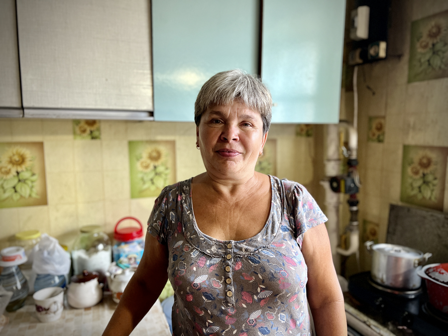 スロビアンスクの最前線近くに住むナタリアさんは、仮の住まいに平穏を見出しています。Photo: WFP/Edmond Khoury