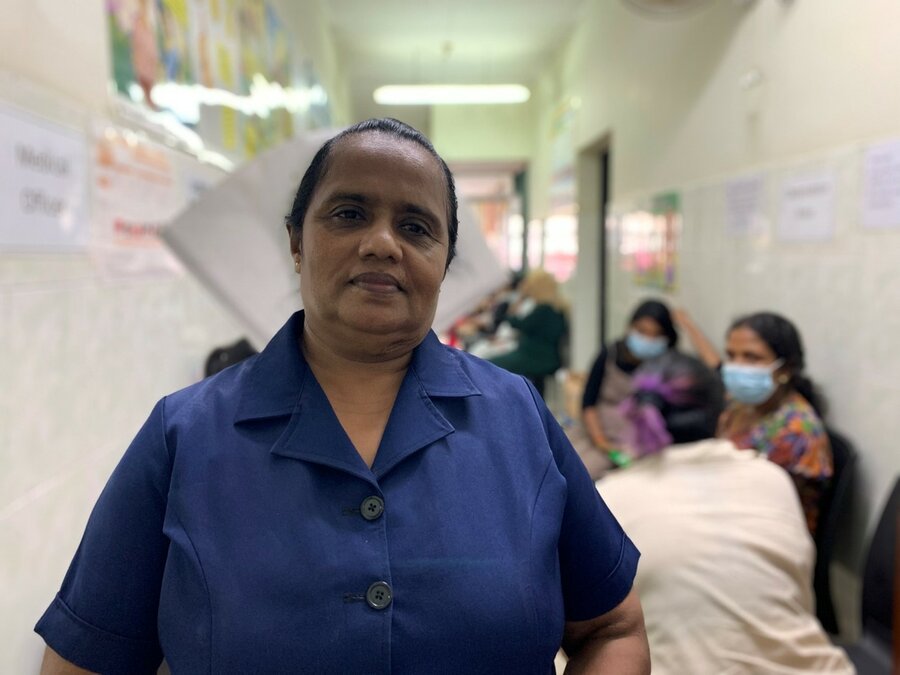 看護師のウデニ・デマタパクシュさんは、クッピヤワッタの人びとが頼りにする最も身近な存在です。