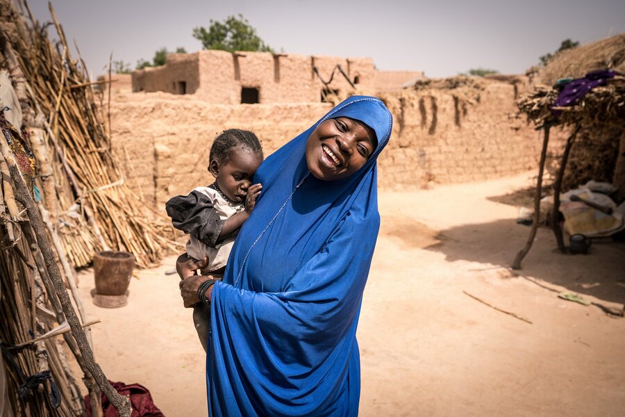 ニジェール：マラディ州　国連WFPから栄養価の高い食料と栄養指導を受ける6児の母バルキさん