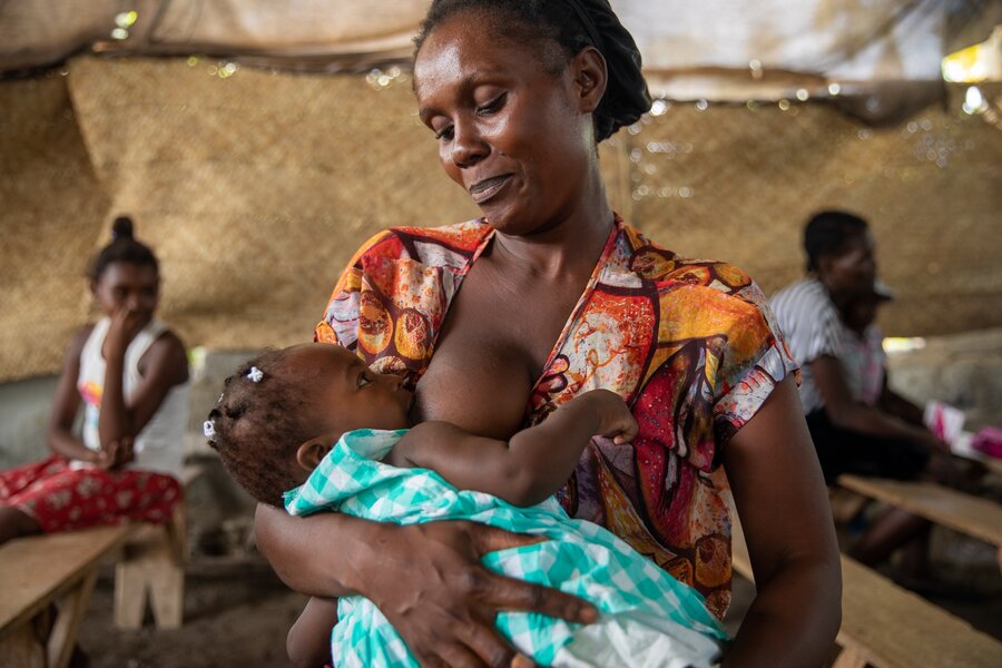 ハイチに住むアデリーヌさんは生後9ヶ月の娘アンデリカちゃんを母乳で育てています。生活費が高騰して、栄養のある食料が手に入りにくくなり、現在、国連WFPの支援に頼っています。　