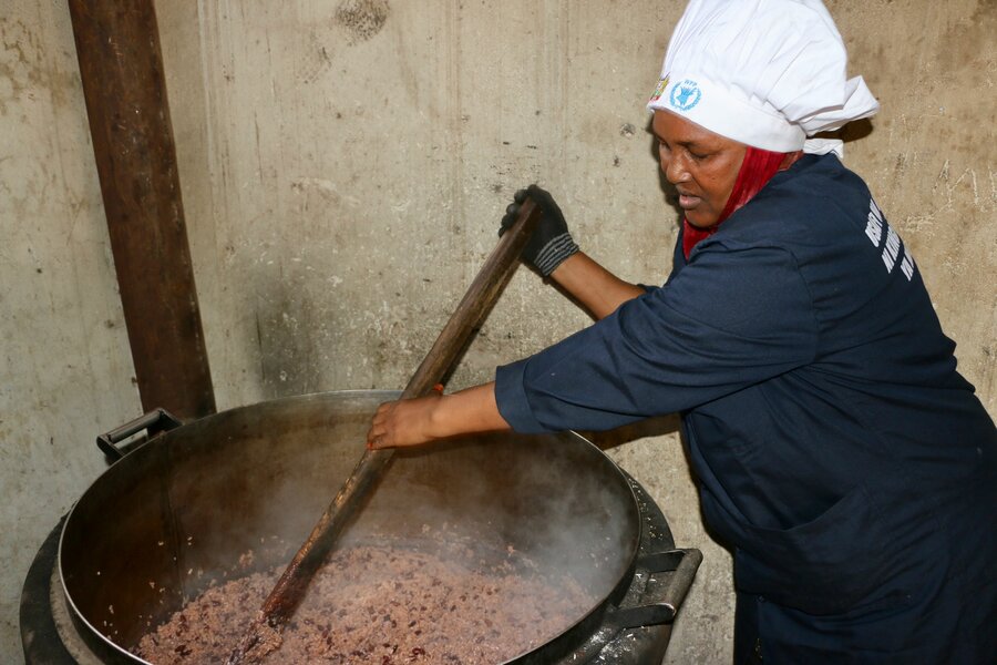ジャリブ小学校の生徒たちに米と豆の給食を作る料理人のハリマさん。