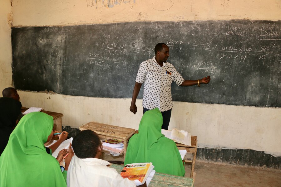 ジャリブ小学校で算数の授業をするモハメド・ゲディ校長。