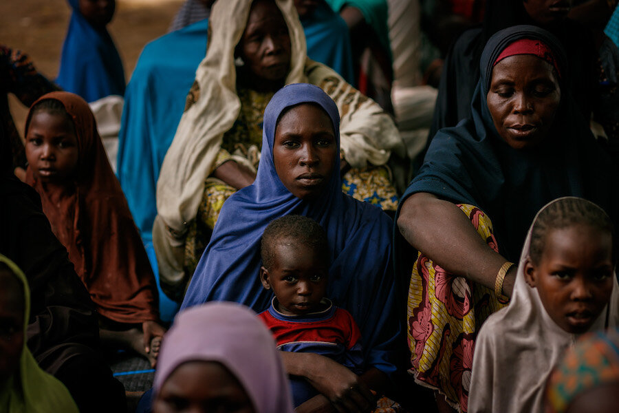 ナイジェリアのバマで、現金支給プログラムの情報を待つ家族たち