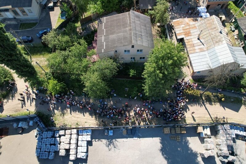 ウクライナのイルピンで行われた国連WFPによる食料配給の様子。