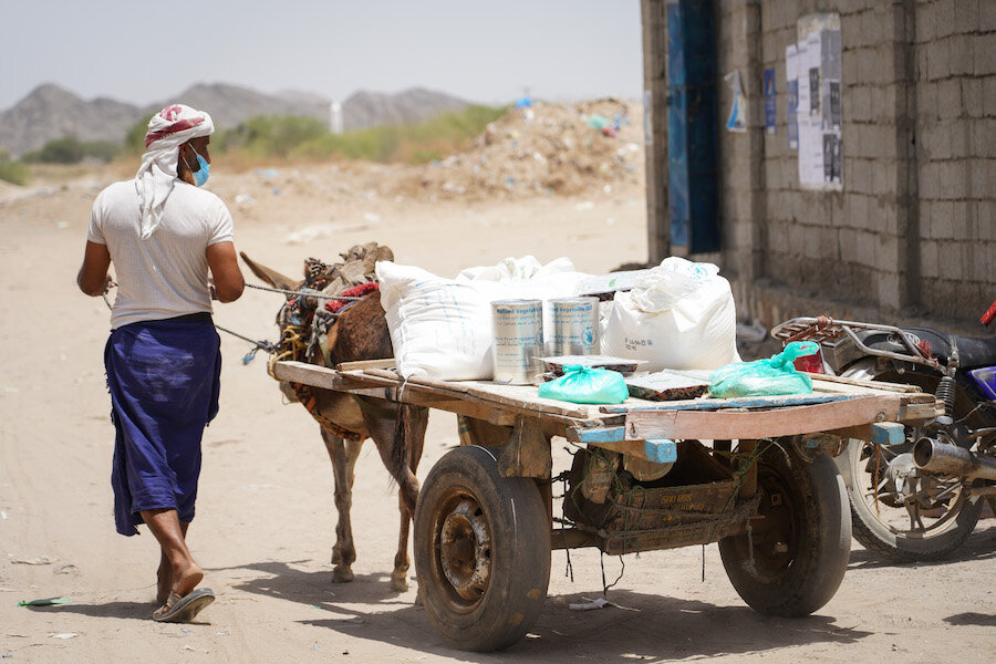 イエメンのアビヤンで国連WFPの食料バスケットをカートに乗せて家に持ち帰るアデル・マンスールさん