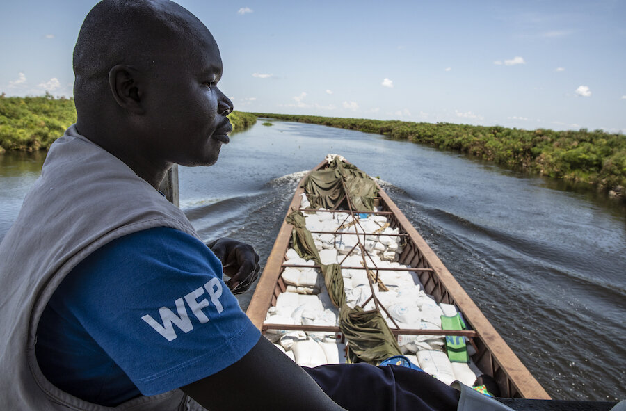 南スーダンのジョングレイ州アメハ島で食料配給所に向かうアレックス・コラエィ国連WFP緊急チームメンバー