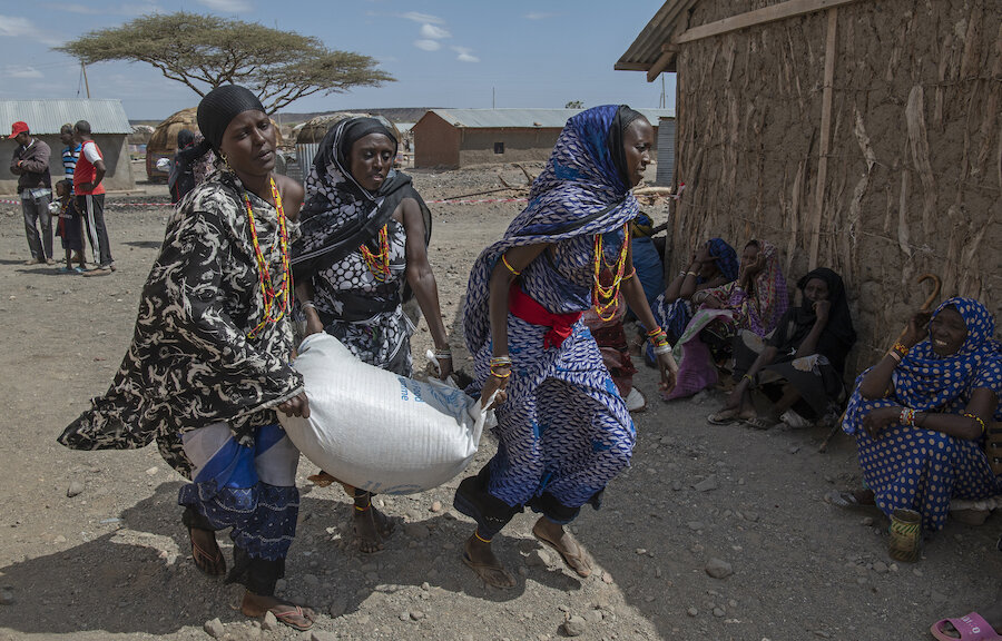 ケニア北部マルサビット郡の国連WFPの食料配給所で食料を運ぶ女性たち