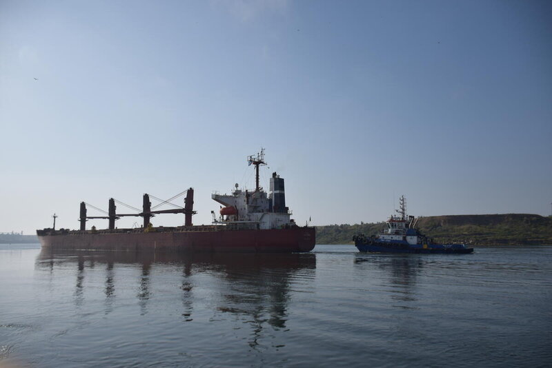 ウクライナ産の穀物を満載しイエメンに向かう国連WFPのチャーター船。