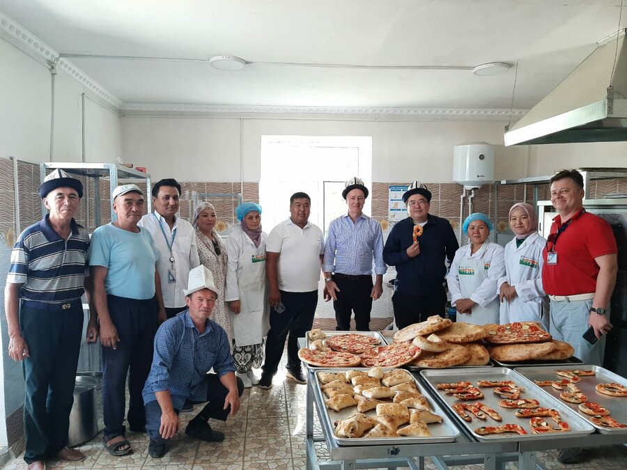 国連WFPの支援を受けているパン工房にて関係者と。Photo: WFP
