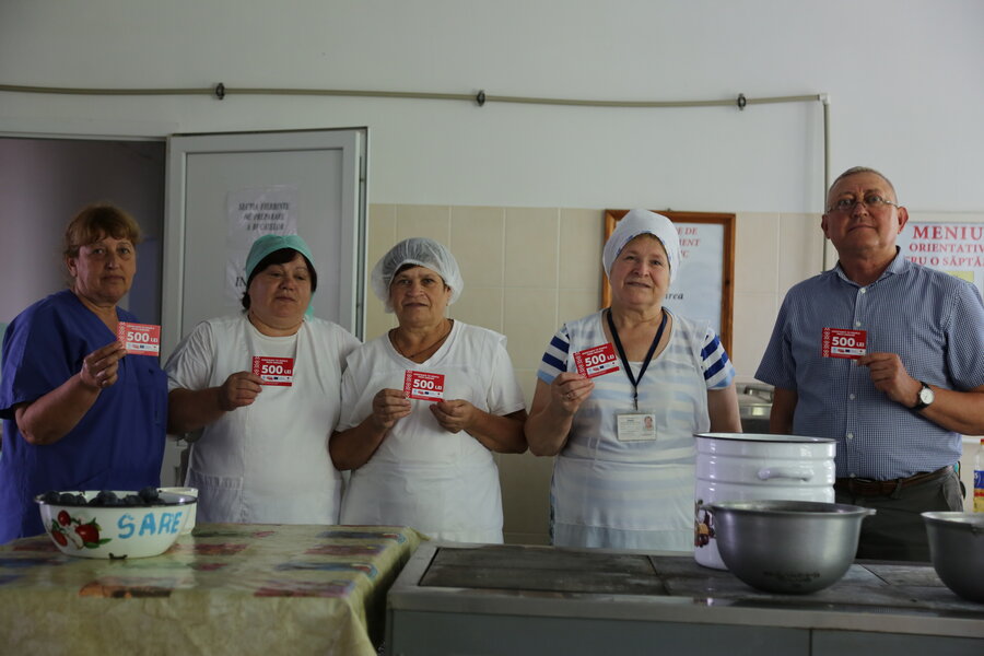 (左から右へ）副料理長のヴィオリカさん、コックのエカテリーナさんとマリアさん、料理長のタチアナさん、施設長のヴァシレさんは、クリウレニ校のウクライナ避難民に栄養価の高い食事を提供しています。Photo: WFP/Kyle Wilkinson