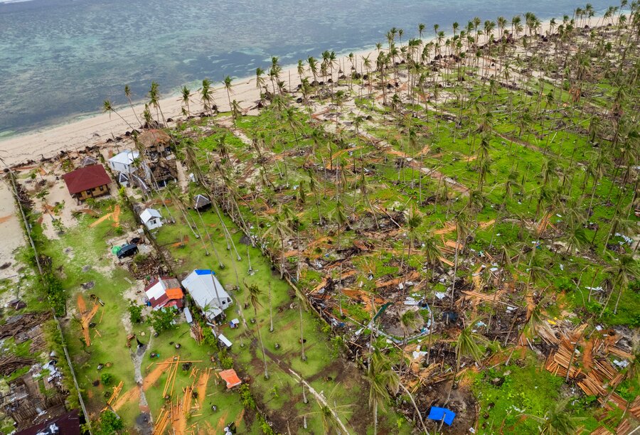 超大型の台風ライによって壊滅的な打撃を受けたシャルガオ島。Photo: WFP/Ivan Torres