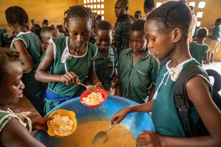 国連WFPの学校給食を食べるファトマタさんの娘さん（中央）。