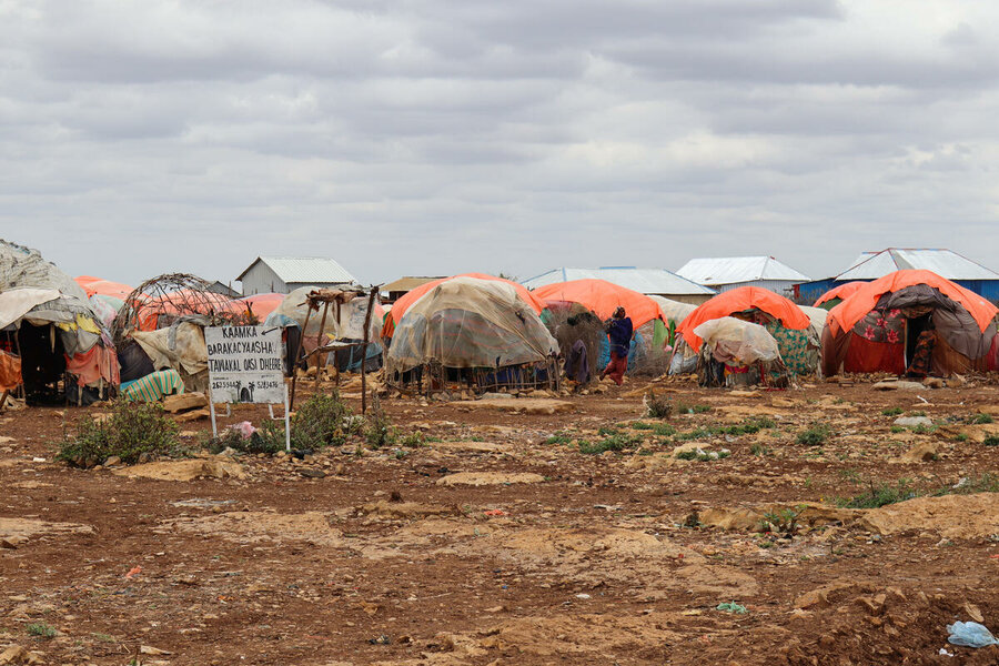 飢きんの危険が高い地域であるバイドアの郊外にある避難民キャンプ。Photo: WFP/Geneva Constopulos