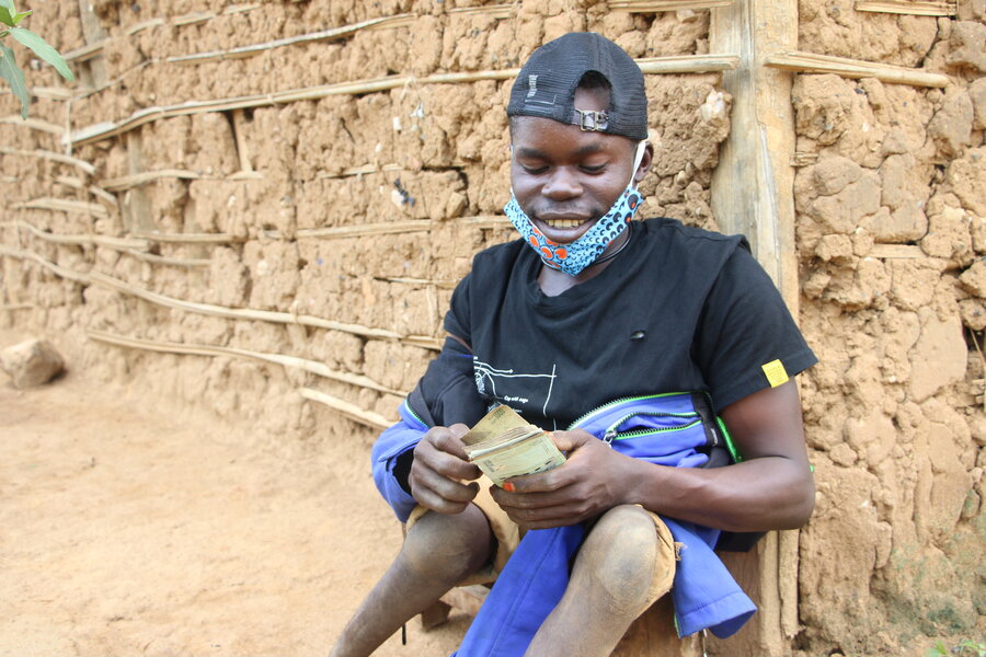 治安情勢が悪化するコンゴ民主共和国東部地域で、サディさんは国連WFPの現金支援に支えられています。Photo: WFP/Benjamin AnguandiaIn restive eastern DRC, Sadi counts his WFP cash assistance. Photo: WFP/Benjamin Anguandia