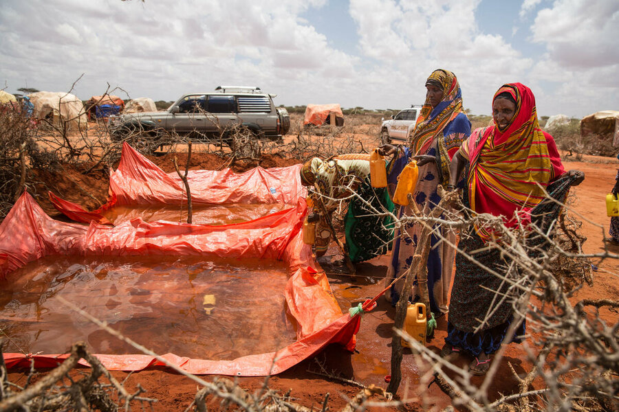 2019年、アブワクのガクサンハレ・キャンプで水を集めるソマリア人避難民。ソマリアでは干ばつが長年の問題になっています。Photo: WFP/Kevin Ouma