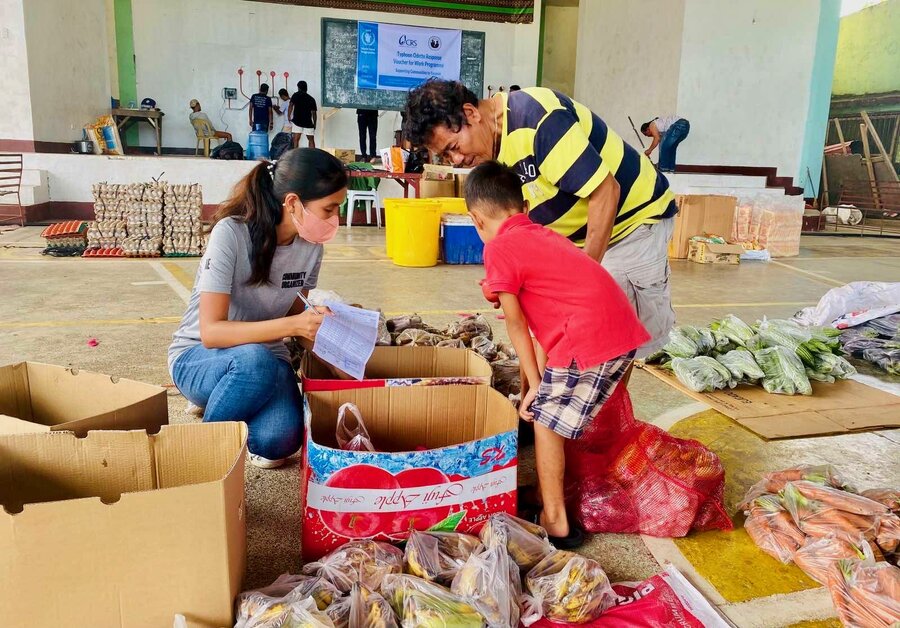 国連WFPの食料支援で、新鮮な農産物を選ぶ男性。Photo: WFP/Zuhaina Abubacar