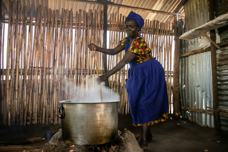 国連WFPが支援するトリトの学校で給食を作るスーザンさん。