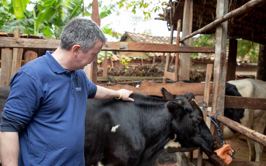 ブルンジの酪農家を視察するケリーの専門家ショーン・マッカーシーさん Photo: WFP/Irenee Nduwayezu