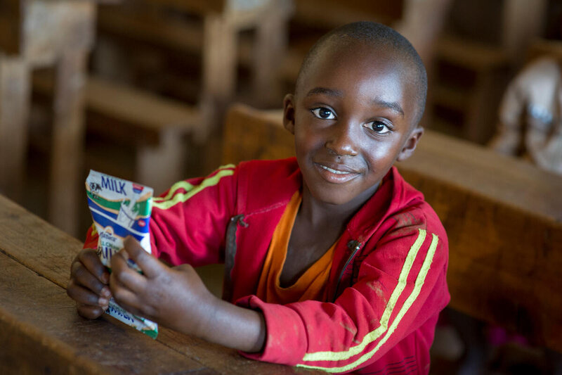 学校給食支援により食料支援だけでなく通学し続けられる環境を提供します。Photo: WFP/Giulio d'Adamo