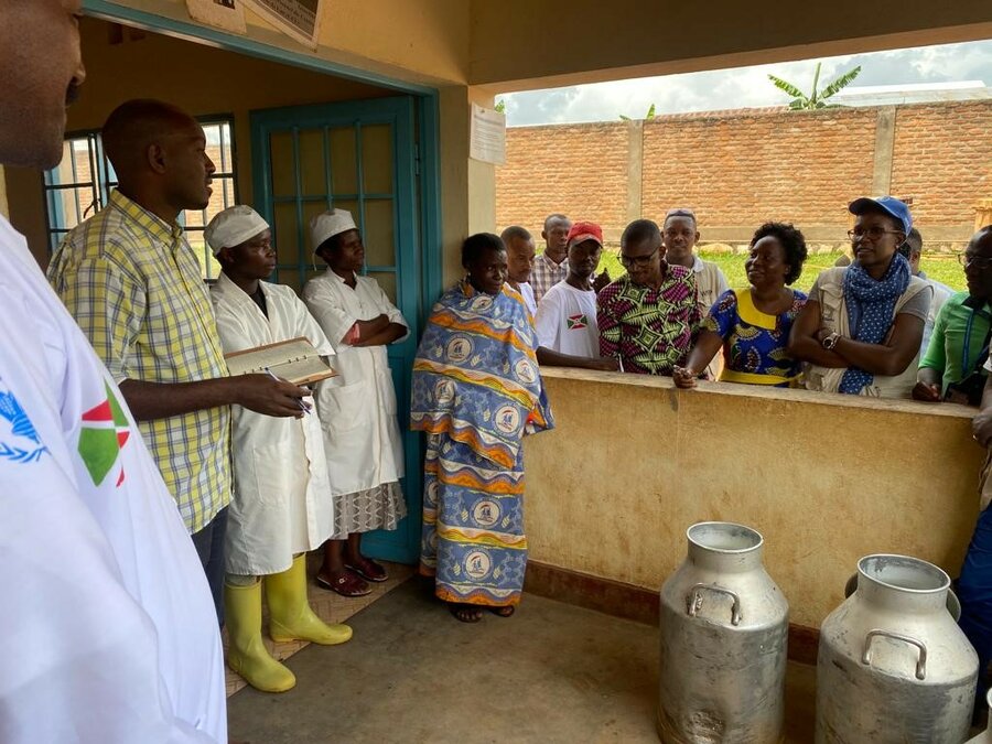 国連WFP、ケリー、国境なき獣医師団のセミナーに参加する地域の酪農家たち Photo: WFP/Irenee Nduwayezu