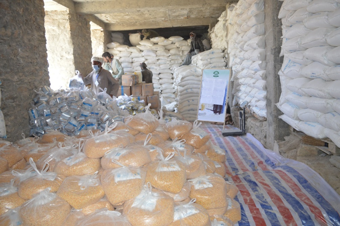 配給拠点に備蓄された食料。2022年、国連WFPは欧州連合などの支援を受け、100万トン以上の食料を飢餓に直面する人々に届けた。Photo: WFP/Ziauddin Safi