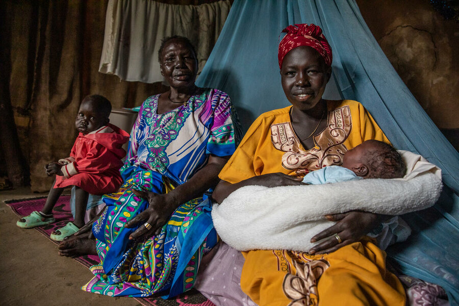 南スーダン：国連WFPとパートナー機関による重要かつタイムリーな栄養サポートのおかげで3.5キロの健康体で生まれた息子テスローチちゃんを抱きかかえるニャリエック・ボルさん。Photo: WFP/Gabriela Vivacqua