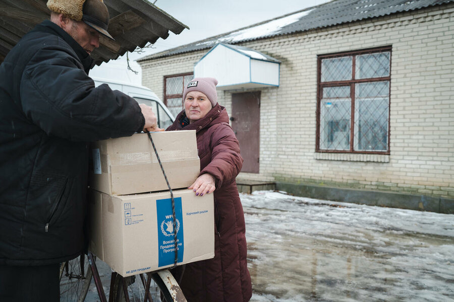 国連WFPの食料支援を受け取る女性。ウクライナでは、毎月約300万人の人びとに支援を届けています。