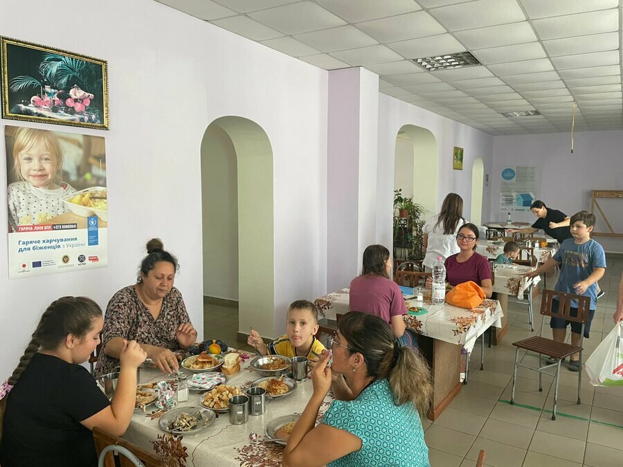 モルドバのクリウレニにある難民受け入れセンターで昼食をとるウクライナ難民の人びと。
