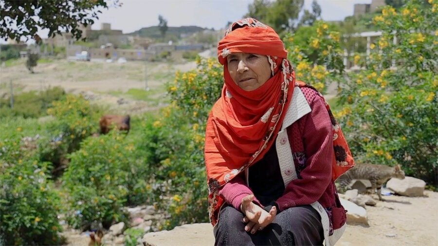 国連WFPによるウクライナからの輸出穀物は、イエメンのマリアム・オスマンさんのような女性たちに 届いています。国連WFPの支援なしでは家族は生きていけないと話します。WFP exports of grain from Ukraine are reaching women like Mariam Othman in Yemen, who says her family cannot survive without our assistance. Photo: WFP/Hossam Al Qoliaa