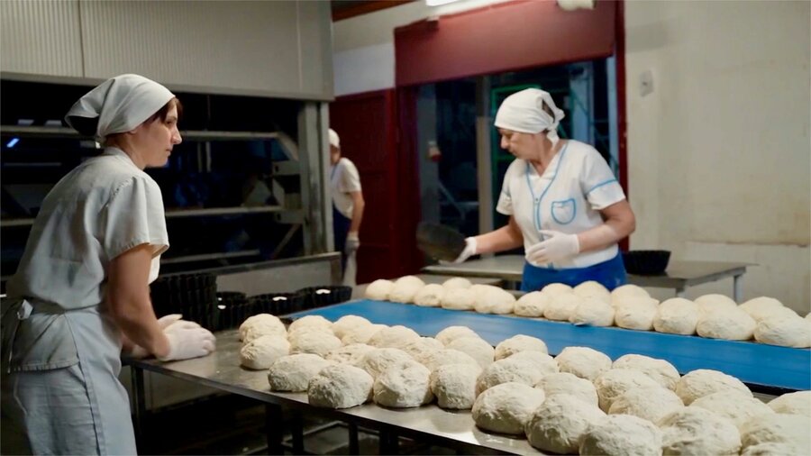 国連WFPはウクライナ南部の女性主導のベーカリーを支援し、前線にいる家族にパンを届けています。