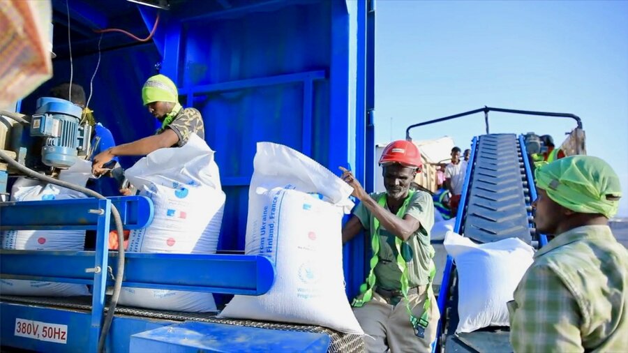 黒海穀物イニシアティブによってソマリアのベルベラ港に船が到着し、国連WFPの小麦が荷揚げされました。