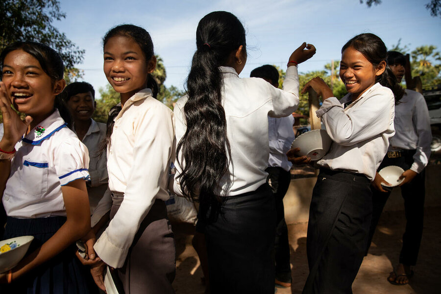 ボストム村の女の子たち。カンボジアの30万人の子どもたちに学校給食を届けています。