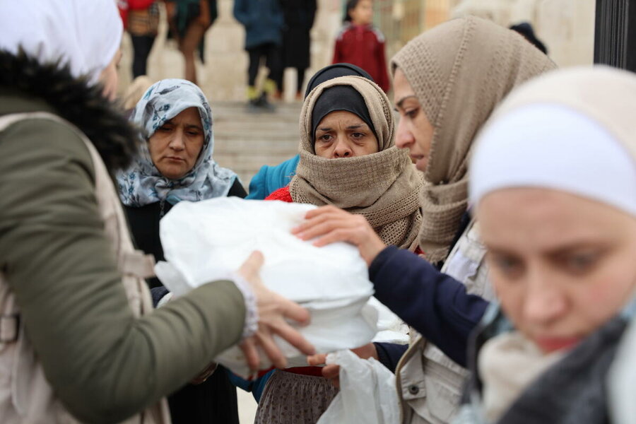 Quake survivors receive WFP hot meals in Aleppo, Syria. Photo: WFP/Hussam Al Saleh