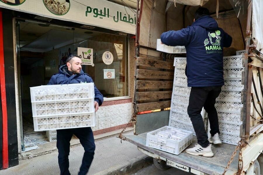シリア北部の地震被災者向けにサンドイッチの箱を運ぶ作業員たち。Photo: WFP/Hussam Al Saleh
