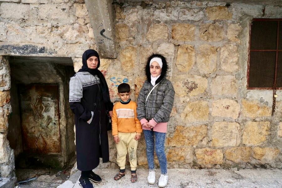 シリア：ムナさんの家族は、地震の後モスクに避難しました。今は１瓶のマーマレードすら買えません（アレッポ）。 Photo: WFP/Hussam Al SalehMuna's family found shelter in a mosque after the quakes. They can't even afford a jar of marmalade. Photo: WFP/Hussam Al Saleh