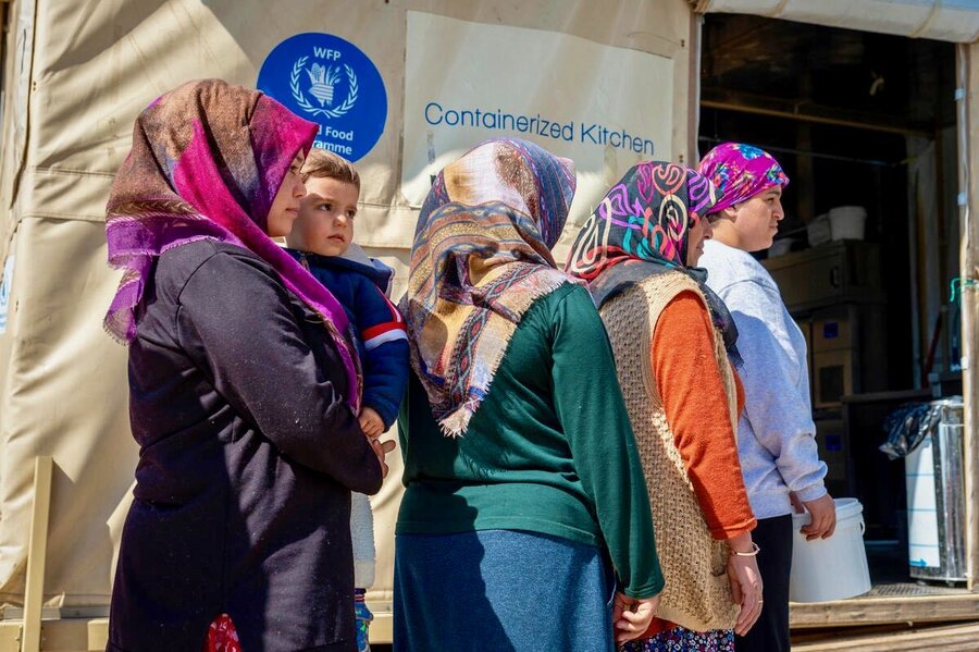 トルコ南部のカフラマンマラシュにある国連WFPの移動式キッチンで、温かい食事を求めて並ぶ女性たち。Photo: WFP/Giulio d'Adamo