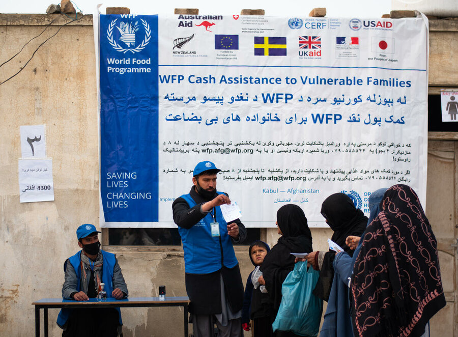 アフガニスタンのカブールにある国連WFPの現金と食料引換券の配給所。
