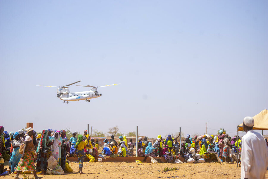 110万人を支援するためブルキナファソ北部のティタオに着陸した国連WFP人道支援航空サービスのヘリ。