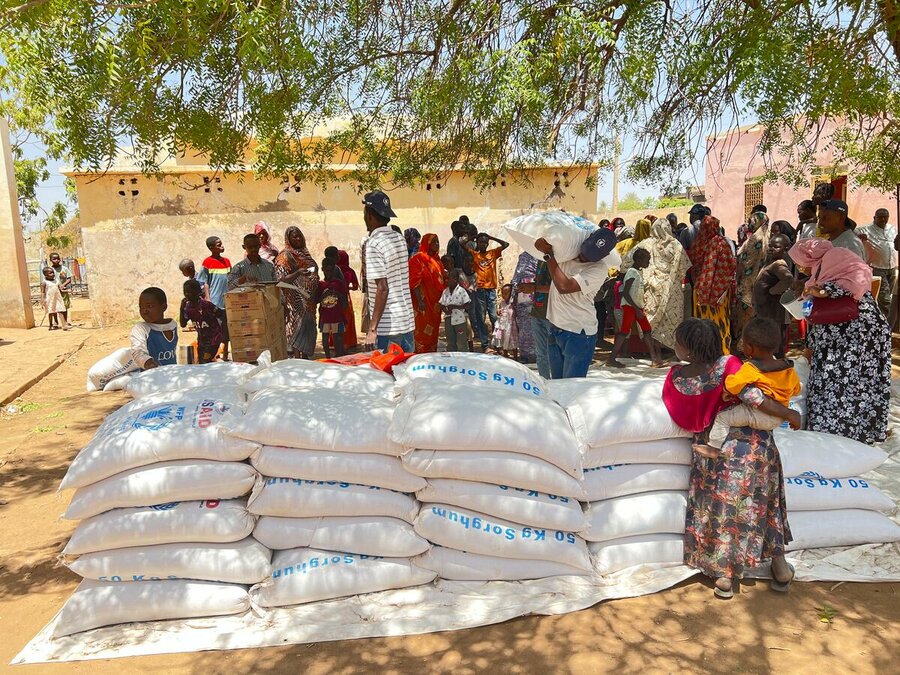 5月にポートスーダンにある学校で行われた国連WFPの食料配給の様子。