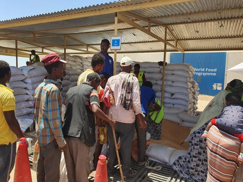 スーダンのガダーレフ州のチュネイバ難民キャンプのティグライ人難民。国連WFPは384,000人以上の人々に対する緊急食料配給を目指しています。 