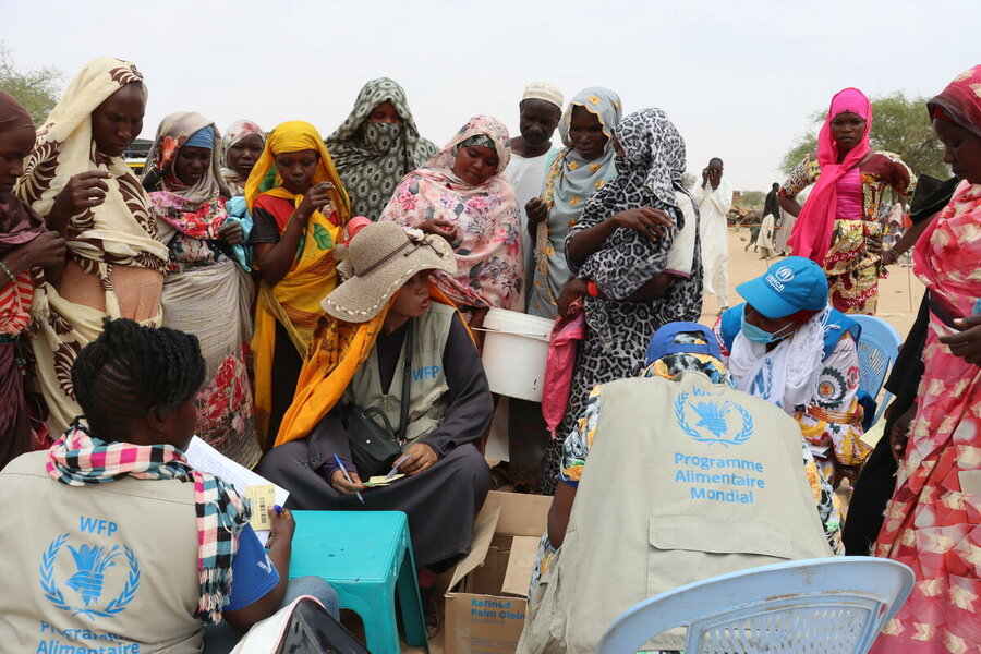 チャド東部のコウフラウンでスーダンからの難民を受け入れる国連WFPとUNHCRの職員。