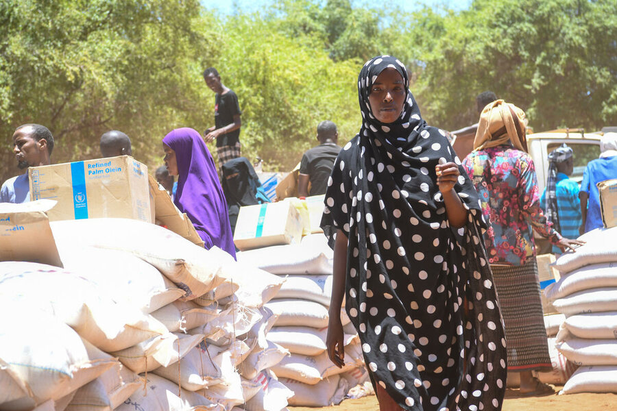 4月、国連WFPはエチオピアのソマリア地域にあるグーブで、国境を越えてソマリアの紛争から逃れてきた人々に食料を配給しました。