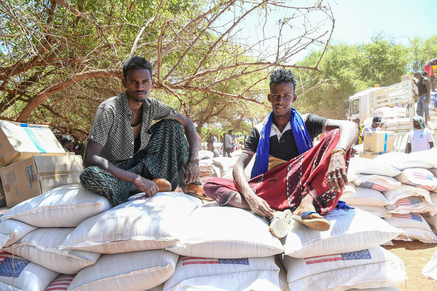 ソマリアからの難民のために、エチオピアのボフで行われた食料配給で休憩のひと時
