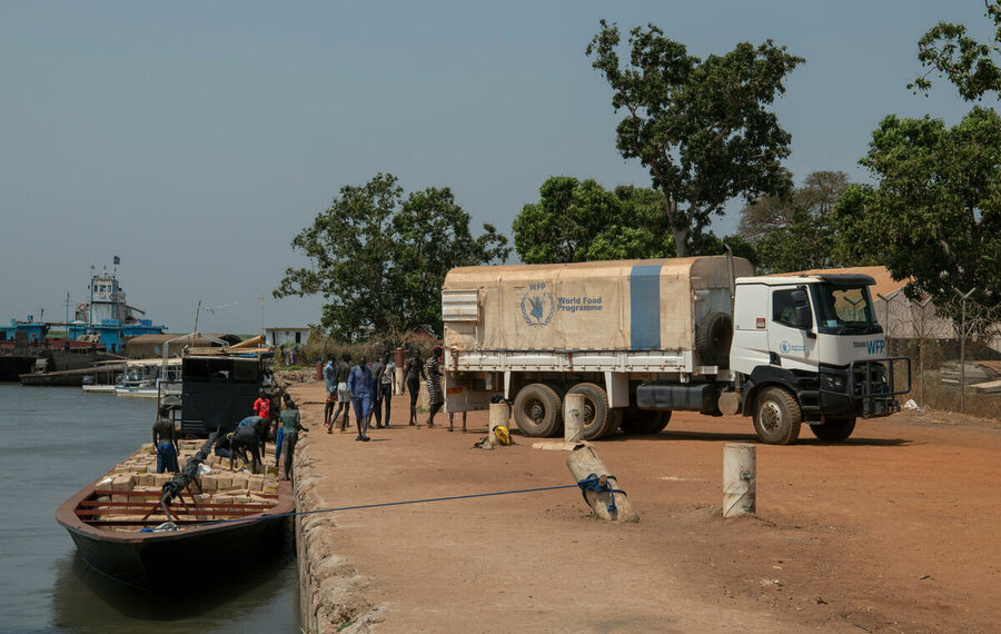 南スーダン中部のボルの川岸に食料が到着し、3月に同国北部で配給されます。